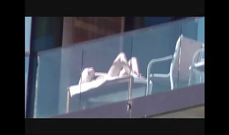 گربه می شود صورت خود را تحت پوشش سکس زنان شهوانی در تقدیر